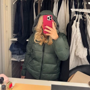 Grön Zara jacka  - Säljer denna jacka från Zara då den inte kommer till användning, använd en vinter men skicket är fortfarande väldigt fint. I storlek xs men passar s och m beroende på hur man vill att den ska sitta