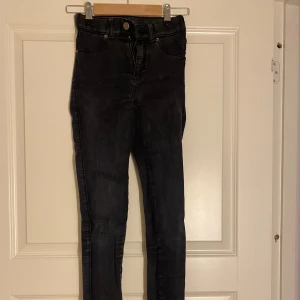 Svarta skinny jeans - Snygga svarta skinny jeans med hög midja. Perfekta för en stilren look och passar till det mesta i garderoben.