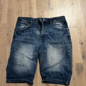 Blå jeansshorts - Säljer ett par blå jeansshorts i bra skick från Lager 157. 