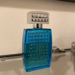 Parfym CrazyMoody - 100 ml flaska, lite mer än halva kvar Köpt för 2498 kr. Perfekt för dig som gillar en fräsch och uppfriskande doft! Passar till alla årstider, fått jätte mycket komplimanger av 