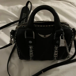 Sunny Bag🐞 - Har bestämt mig för att sälja min älskade väska som funkar till allt! Otroligt söt och i modellen Sunny Nano🧡 zadig et volaire✨