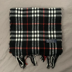 Burberry halsduk - Riktigt snygg och stilig halsduk från märket burberry. Den är i riktigt bra skick utan defekter, vid frågor är det bara att skriva🙌🏻🙌🏻