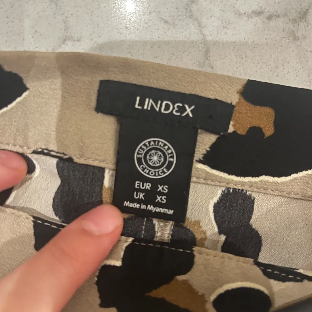 Snygg leopardmönstrad kjol från Lindex i beige och svarta toner. Kjolen har en rak passform och mid waist. Tillverkad i ett mjukt och bekvämt material. Använd fåtal gånger. . Hameet.
