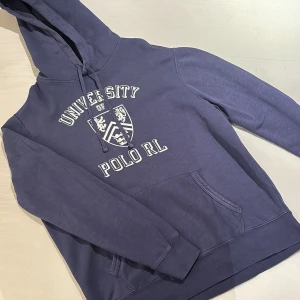 Ralph Lauren hoodie - Skitfet och sällsynt hoodie som passar perfekt nu när det börjar bli kallt. Märke:Ralph Lauren Färg:Blå Storlek: L. Hör av er vid eventuella frågor!!