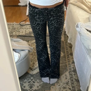 Leopardmönstrade byxor - Så snygga och populära byxor som tyvärr inte kommer till användning!💕tveka inte att höra av dig vid frågor! Slutsålda!