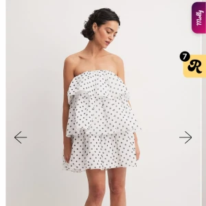 Volangklänning  - Superfin vit volangklänning från Na-kd. Nypris 599, helt oanvänd, lappen kvar💗💗