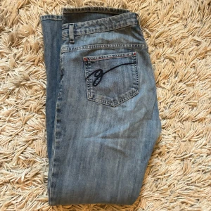 Blå jeans från GANT - Säljer ett par snygga blå jeans från GANT. Dom är raka i modellen och lowwaist . Finns ingen storlek på dem, men som referens är jag 166cm och brukar ha längd 32 & storlek 36. Byxorna är lite stora på mig utan bälte, så skulle säga de passar större storlekar också🫶🏻