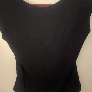 Svart soft touch low back top från Gina Tricot. Aldrig använd bara testad. 