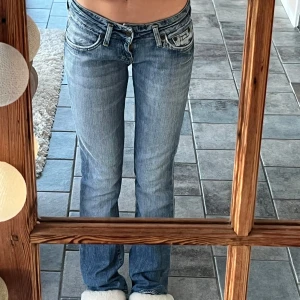 Lågmidjade utsvängda jeans - Jätte snygga lågmidjade utsvängda jeans från Lee! Jätte fint skick! Passar mig som är 166! Kon privat för mått eller frågor❤️