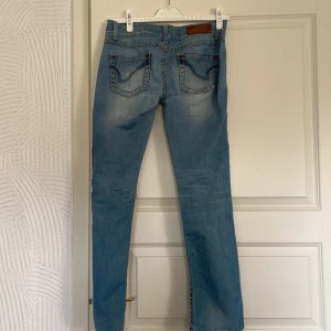 Only jeans - Ljusblå jeansbyxor i bra skick, köpta här på Plick och säljer vidare då de tyvärr va för stora för mig. Gamla only som inte längre säljs i butik. Står W30 L32 men är lite små i strl så de passar strl 38. Innerbenslängden är 76cm och midjemåttet 86cm
