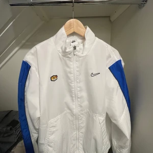 TN nike jacka - Har använt typ 3 gånger, så är i väldigt bra skick. Köpte från foot locker förra året ungefär. Skriv till mig om ni undrar något eller är intresserad. 👍
