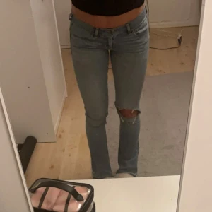 hollister jeans - lågmidjade jättefina jeans från hollister, säljer då de är lite stora!! skriv för fler bilder, priset kan diskuteras💓💓 