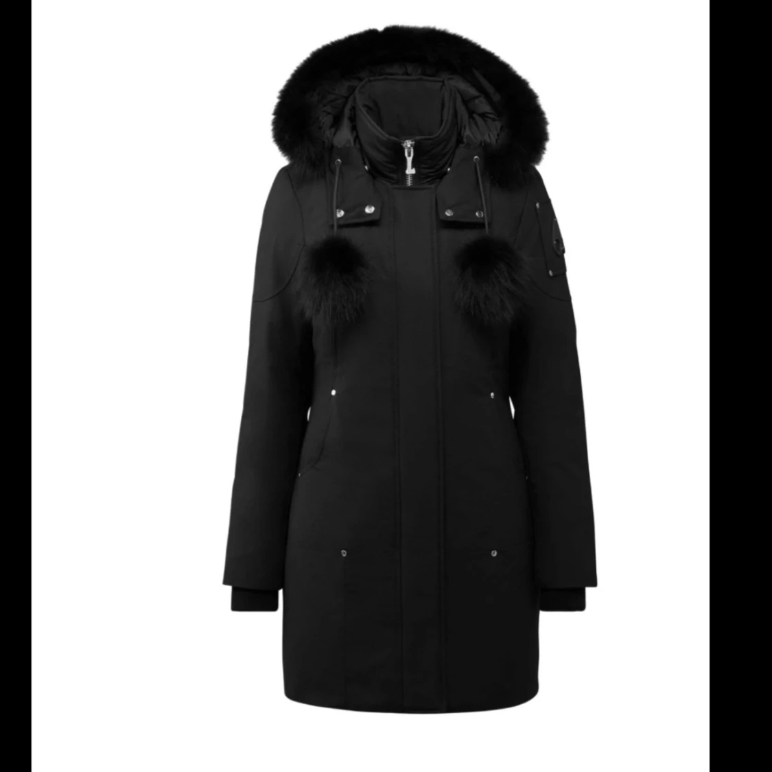 Svart parkajacka med pälsdetaljer