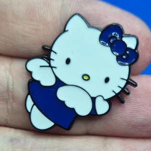 Söt Hello Kitty pin  - Söt Hello Kitty Pin, mått på den är: 3.4×2.4cm. ✨️Titta igenom alla mina upplagda & köp fler saker i Bundle för att spara på frakten & få allt du köpt i ett & samma paket✨️ För att köpa med Bundle så får du först trycka i "Köp med bundle" sedan väljer du ut allt du vill köpa för att få allt på samma frakt = Billigare 👌 Om du däremot köper fler varor i olika köp blir det egen frakt för varje köp. Önskar du swisha mej, meddela mej vad du vill köpa så ordnar vi det 👌