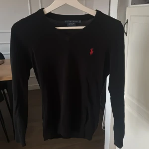 Svart tröja från Ralph Lauren - svart tröja från Ralph Lauren i mycket bra skick. 