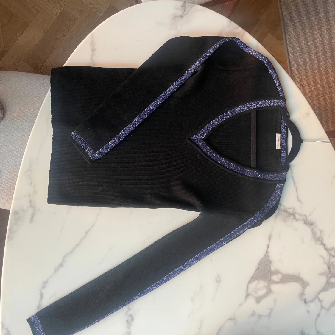 Svart tröja med glittriga detaljer från Sandro