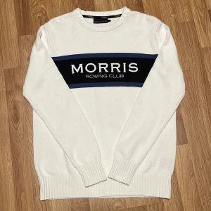 Vit Morris tröja - Tvärfet Morris tröja i mycket bra skick. Storleken är som den ska. Priset går att diskutera 😁😁 hör gärna av dig vid minsta lilla fråga!😁