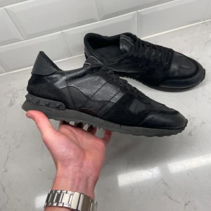 Valentino Rockrunners - Valentino Rockrunners i mycket bra skick 9/10. Nypris ligger på runt 8000, vårat pris endast 2899. Hör av er vid frågor eller funderingar!