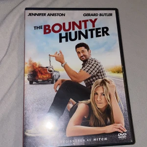 The Bounty Hunter - DVD-film med Jennifer Aniston och Gerard Butler i huvudrollerna. En actionkomedi om prisjägaren Milo Boyd som får i uppdrag att spåra sin ex-fru, reportern Nicole Hurley. Innehåller bonusmaterial som 'Making of The Bounty Hunter'. Perfekt för en filmkväll med skratt och spänning!