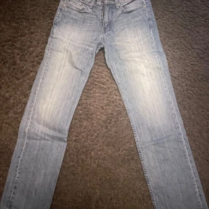 Levi's 514 Jeans - Säljer ett par klassiska Levi's 514 jeans i ljusblå denim. De har en straight passform och är i bra skick. Perfekta för både vardag och fest. Jeansens material är slitstarkt och bekvämt, vilket gör dem till ett måste i garderoben. Passar till alla säsonger!Nypris 1100/mitt pris 299