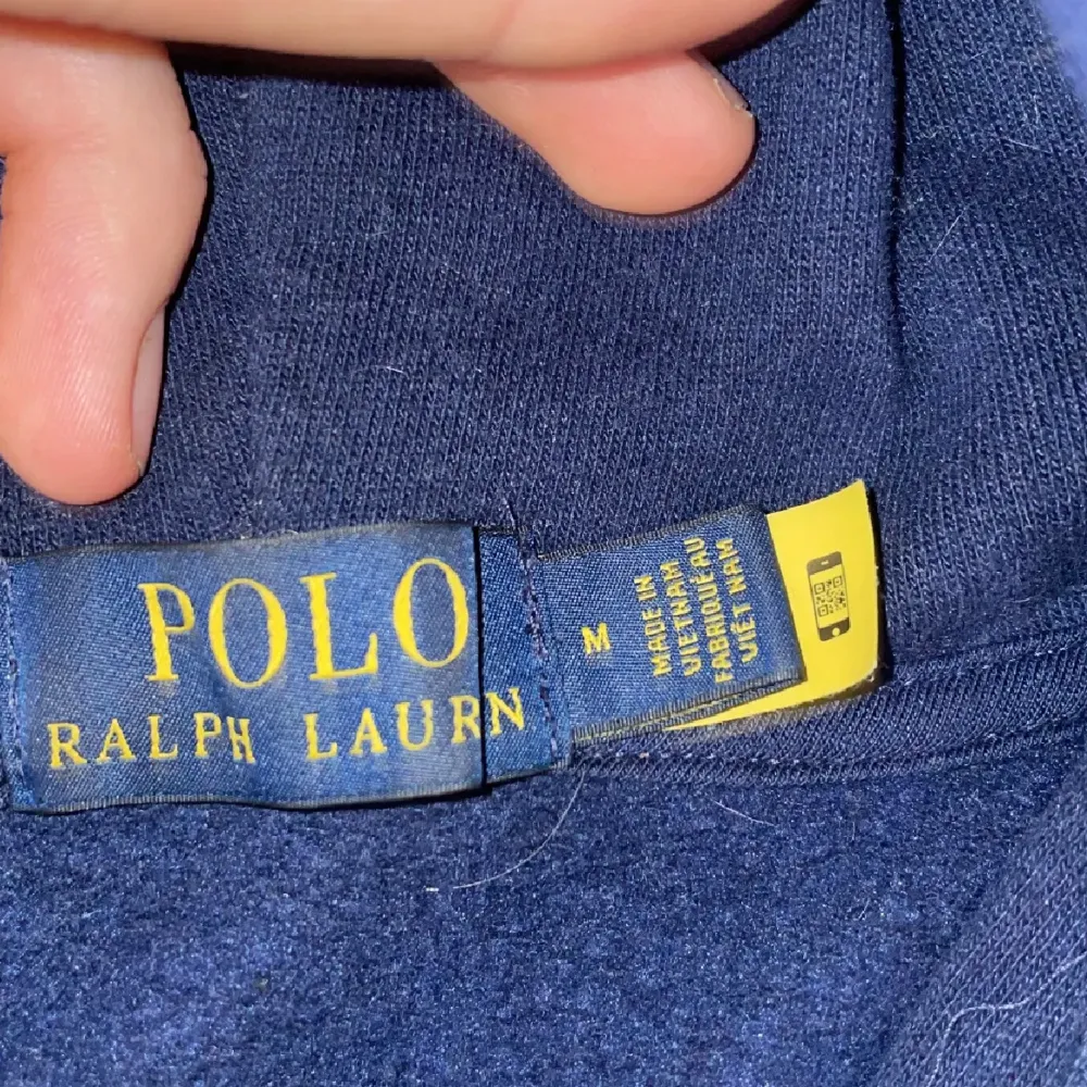 Säljer en snygg mörkblå hoodie från Polo Ralph Lauren i storlek M. Passar till allt, väldigt fin och en model som är svår att få tag på. Hör av er vid minsta lilla fråga!. Hoodies.