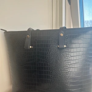 H&M väska - jätte fin och rymlig väska i nyskick! passar perfekt för skolan eller jobbet. använt ett par gånger men fortfarande i bra skick.   