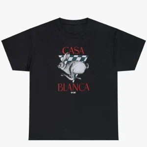 Svart t-shirt med tryck från Casablanca - Säljer en svart t-shirt från Casablanca med ett coolt tryck av en hare och texten 'CASA BLANCA SPORT' i rött. Perfekt för en avslappnad stil. T-shirten är i bomull och har en normal passform med korta ärmar.