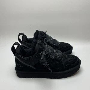 Uggs(nya)  - Hej! Säljer nu dessa helt helt nya uggs. Skorna tillverkas inte, finns inte heller att köpa längre! Hör av dig vid frågor 