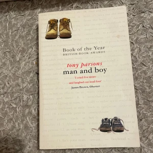 Man and Boy - Säljer boken 'Man and Boy' av Tony Parsons. Den har vunnit 'Book of the Year' vid British Book Awards. Boken är i gott skick med några tecken på användning. Perfekt för dig som gillar gripande och humoristiska berättelser om familjeliv och relationer. 📚