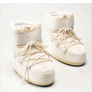 Vita moon boots med snörning - Säljer ett par vita moon boots i syntetmaterial. Dem är perfekta för vintern. Skorna är i mycket bra skick 🩷