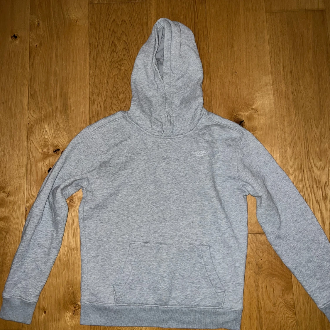 Grå hoodie från Hollister