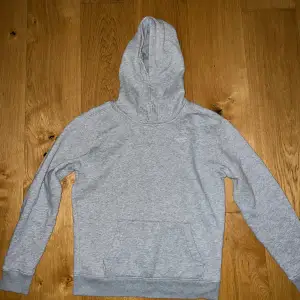 Säljer en klassisk grå hoodie från Hollister i bra skick. Den är supermjuk och perfekt för både träning och chill. Har en stor ficka fram och en skön huva. Passar perfekt till höst och vår. Perfekt för dig som gillar en avslappnad stil!