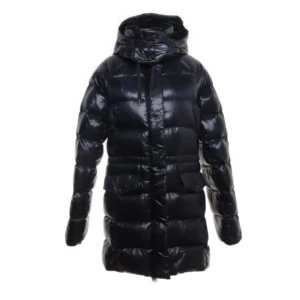 Mörkblå dunjacka från Boomerang - Snygg och varm mörkblå dunjacka från Boomerang med långa ärmar. Jackan är tillverkad i 100% nylon och fylld med 90% dun för extra värme. Perfekt för kalla vinterdagar. Utan huva, därför nedsatt pris. 550 kr eller prisförslag.