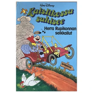 Kaislikossa suhisee: Herra Rupikonnan seikkailut - En färgglad bok från Walt Disney med titeln 'Kaislikossa suhisee: Herra Rupikonnan seikkailut'. Omslaget visar en tecknad karaktär i en röd bil på väg mot staden, med en blå himmel och en kyckling i förgrunden. Perfekt för fans av klassiska Disney-berättelser.