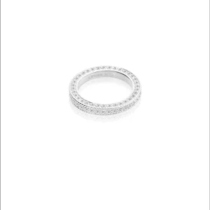 Silverring med glittriga stenar - Ring från Opera & Co  925 Sterling silver gnistrande cubic zirkon- stenar 17 mm i diameter  Nypris 1495 :- 