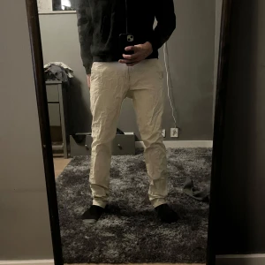 Beige chinos från Polo Ralph Lauren - Snygga beige chinos från Polo Ralph Lauren i slim fit. Perfekta för en stilren look, med klassisk design och bekväm passform. Passar till många olika tillfällen och outfits. Lite skrynkliga då det har varit oanvända. Ny pris 1900 kr mitt pris 700 kr.