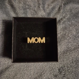Mom ring guld  - GRATIS GÅVA MED VARGE ORDER!! Supertrendig stockholmsstil tjejer, ring guld. Vinter ring smycke. Gjord av stål, jag svarar och skickar alltid snabbt!