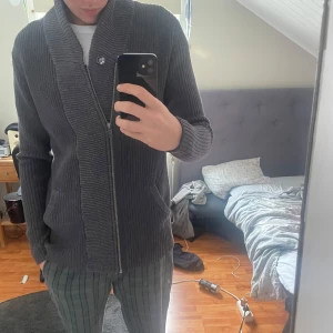 Cardigan  - Säljer denna sprillans nya Cardigan. Skick på denna 10/10(Prislappen är kvar). Säljer då den är lite för stor för mig. Hör av er vid minsta lilla frågan! 