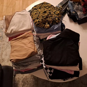 Olika tröjor - Säljer en massa tröjor som är perfekt för att sticka ut. De har en skön passform och är gjord i ett mjukt material. Perfekt för höst och vinter, och funkar lika bra till vardags som till fest. Passar dig som gillar att vara trendig och bekväm samtidigt! 20 kr styck 