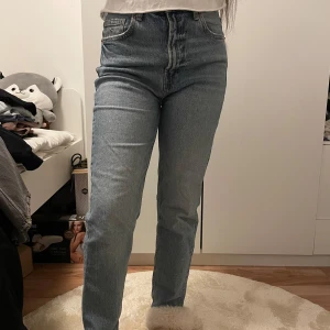 Blå jeansbyxor - Säljer ett par klassiska blå jeansbyxor i mycket bra skick. De är högmidjade och har en straight passform som ger en tidlös look. Perfekta för både vardag och fest! 🦋