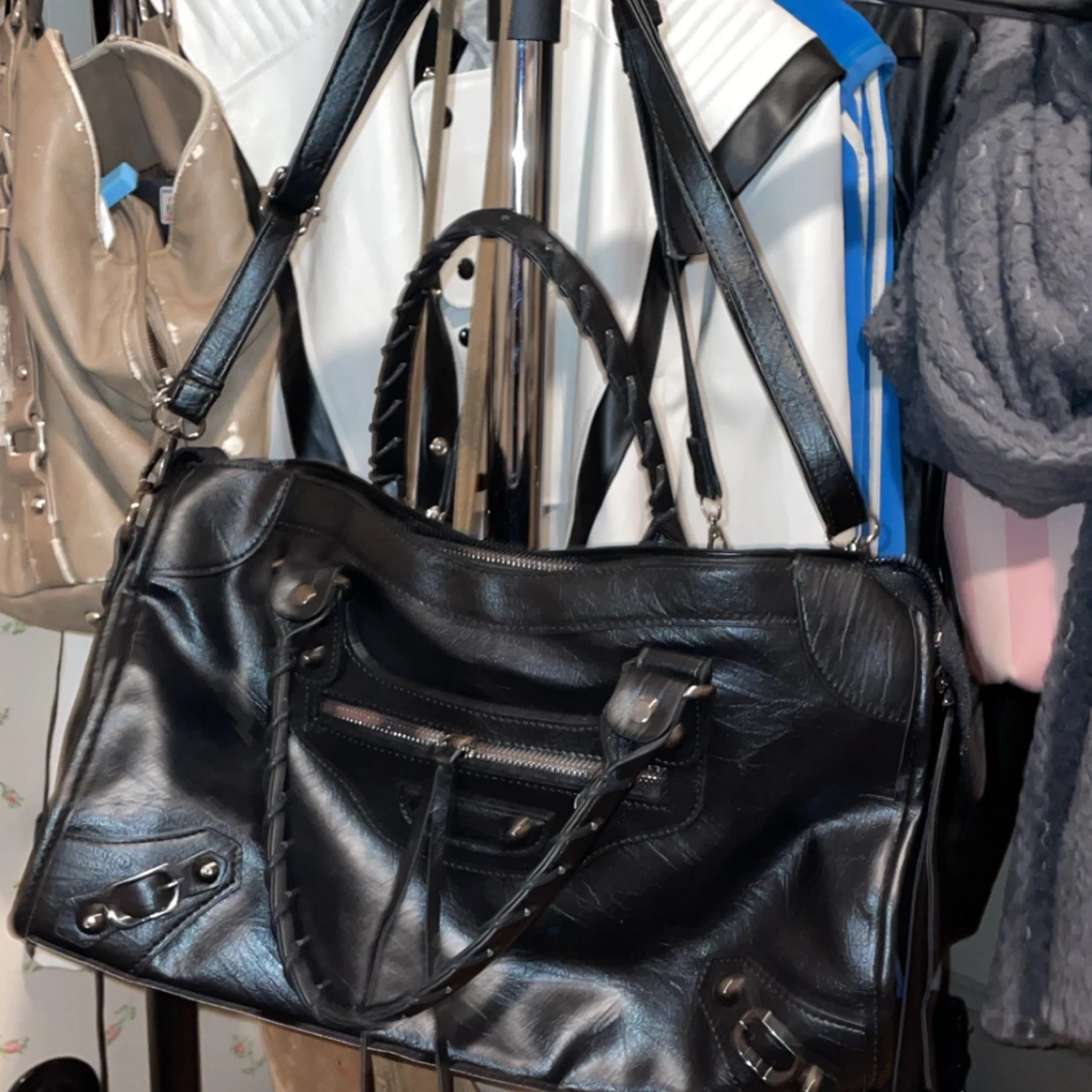 Svart axelväska med dragkedja - 93