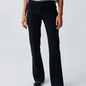 Kostymbyxor  - Säljer dessa supersnygga lågmidjadr kostymbyxorna från Gina Tricot i superbra skick!🥰