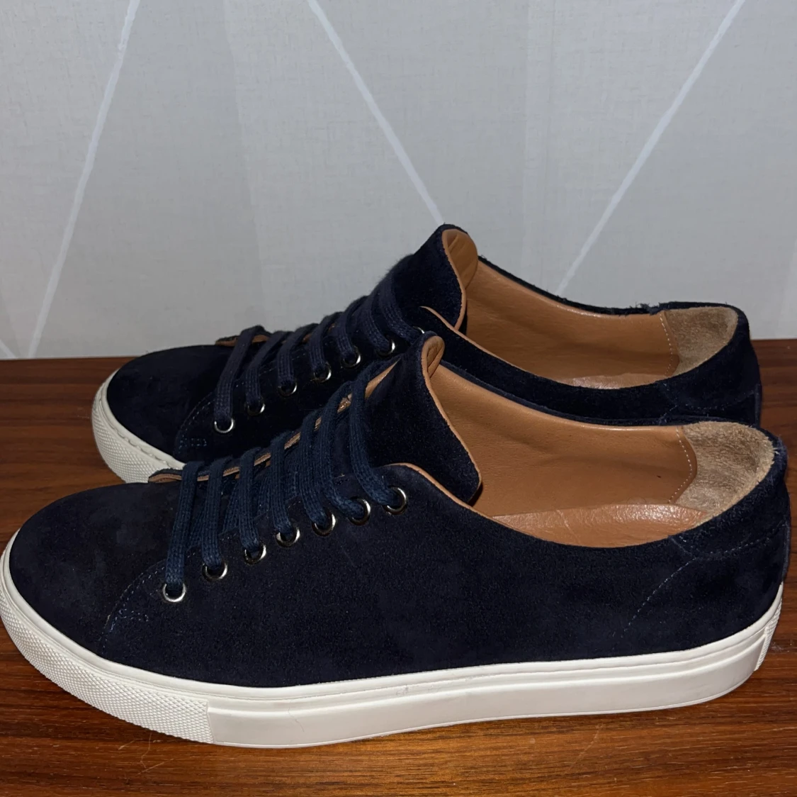 Navy sneakers från Human Scales
