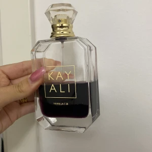 Kayali Vanilla 28 Parfym - Säljer en lyxig Kayali Vanilla 28 parfym. Flaskan är elegant med en klar, facetterad design och en gyllene kork. Doften är djup och söt med en tydlig vaniljton. Perfekt för både vardag och speciella tillfällen. Flaskan är 100 ml & ca 60ml är kvar, så du får mycket för pengarna! 💖