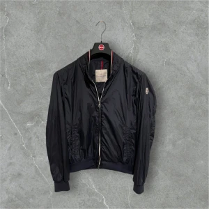 Moncler windbreaker  - Moncler windbreaker | Storlek S Pris 1799kr Skick 8,5/10 Fraktar spårbart med postnord