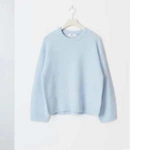 Ljusblå stickad tröja - helt oanvänd stickad tröja från gina❤️‍🔥 nypris 400kr