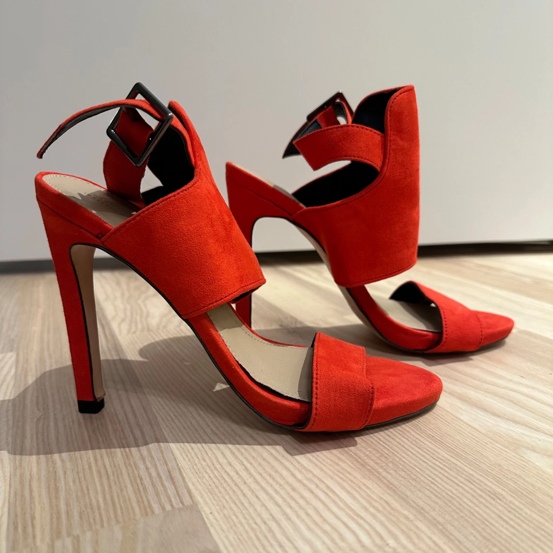 Zara Röda klackskor i mocka - 92