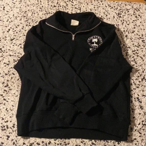 Tröja med dragkedja  - En svart tröja med dragkedja från pull & bear. Storlek xs men skulle även passa s. Den är knappt använd och är i mycket bra skick