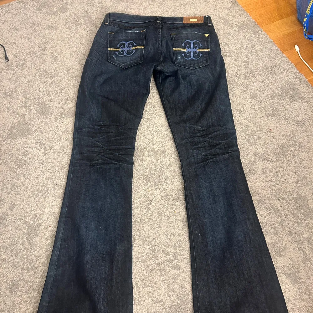 Säljer dessa absolut världens snyggaste jeans från guess då de är för små för mig. Jag är 170 cm lång för referens och midjemåttet är 38 cm. De är vintage och har så fina unika bakfickor😍priset går att diskutera vid snabb affär!. Jeans & Byxor.