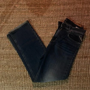 Replay jeans  - Säljer ett par snygga mörkblå jeans från Replay. Passform slim och passar alla runt 165-180  Perfekta för både vardag och fest! 🙌🍾